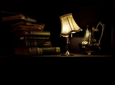 打开台灯旁边堆的书
